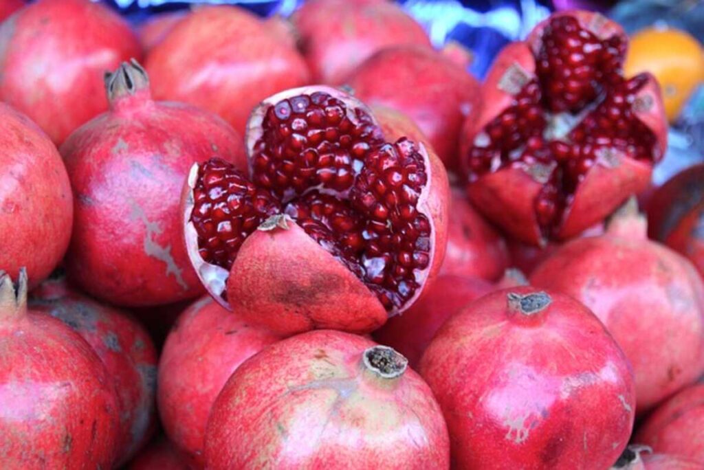 how to cut a pomegranate